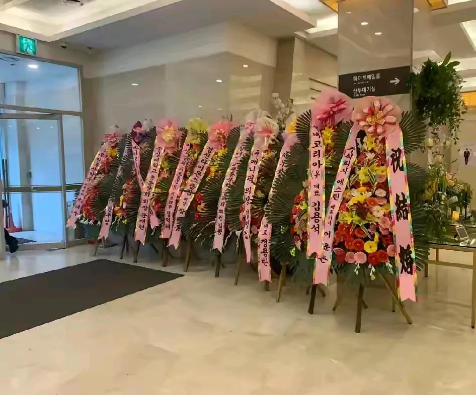 韩国的婚礼
看的我一愣一愣的
这文化差异可不是一星半点啊[抓狂]