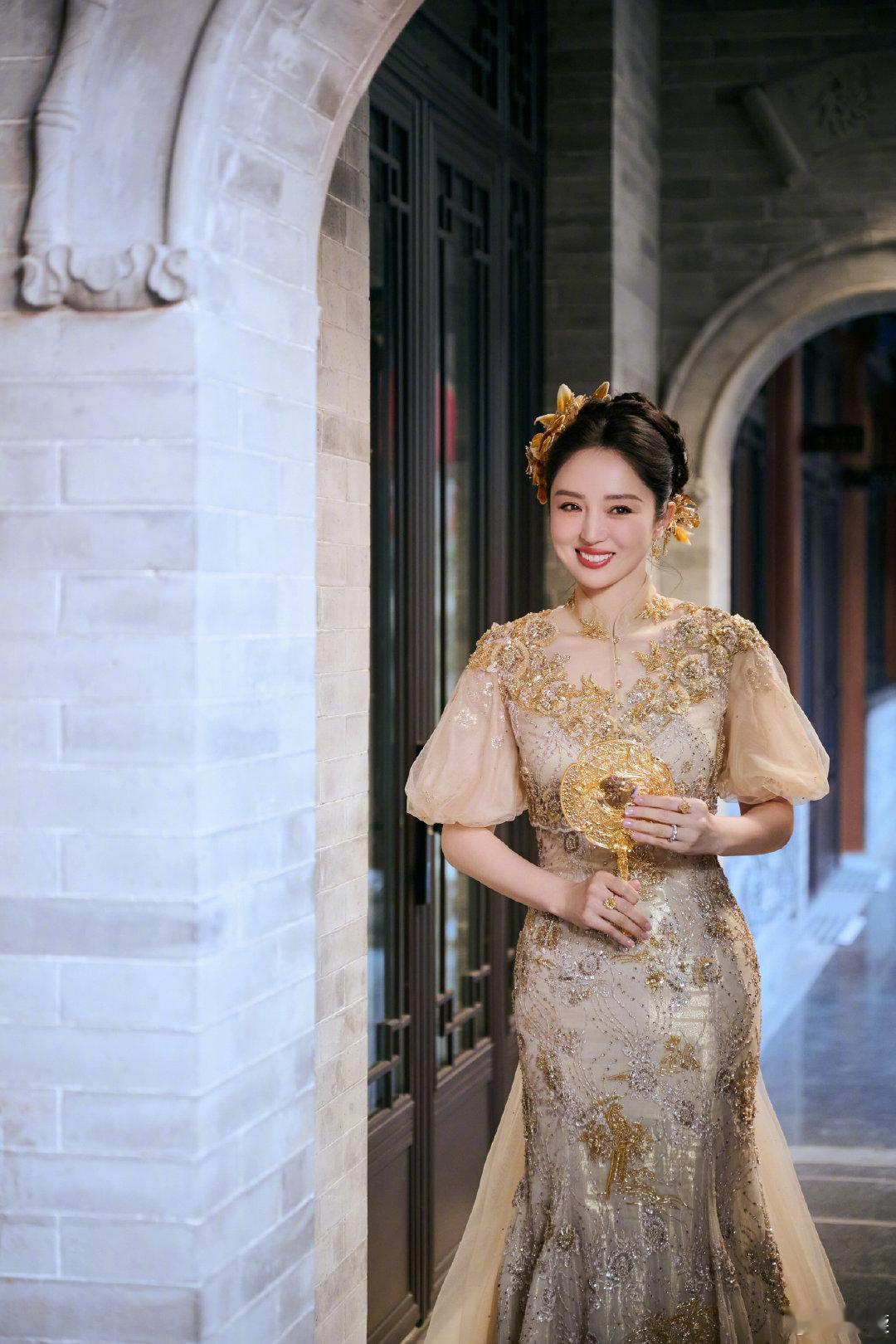 优雅与性感，你会怎么选美女明星穿搭写真