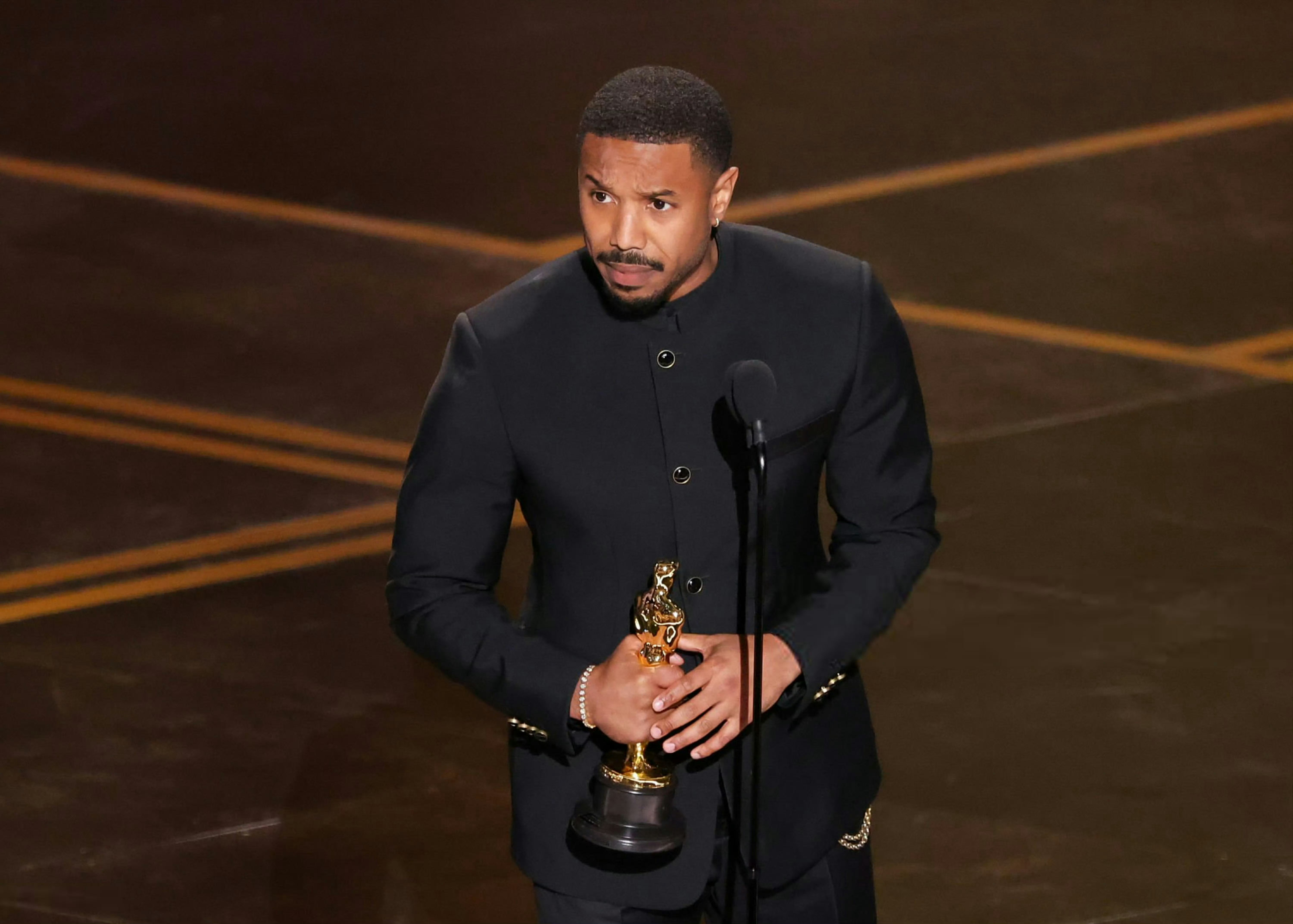 奥斯卡最佳男主穿新中式领奖真的一点不违和！板正又气场全开，迈克尔·B·乔丹把新中