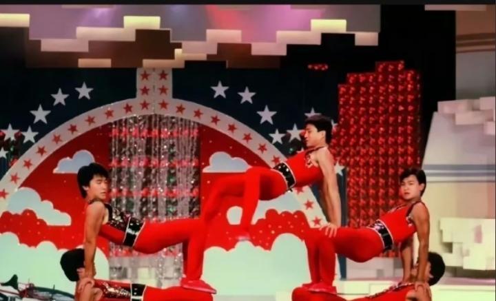 他们五个玩叠人墙，从未受过伤。
不是运气好。
那段经典的晚会画面背后，是肌肉记牢