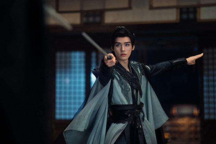 从冷锐杀手到藏着软意的苏暮雨，龚俊用演技征服观众！《暗河传》收官即“欠更”，37