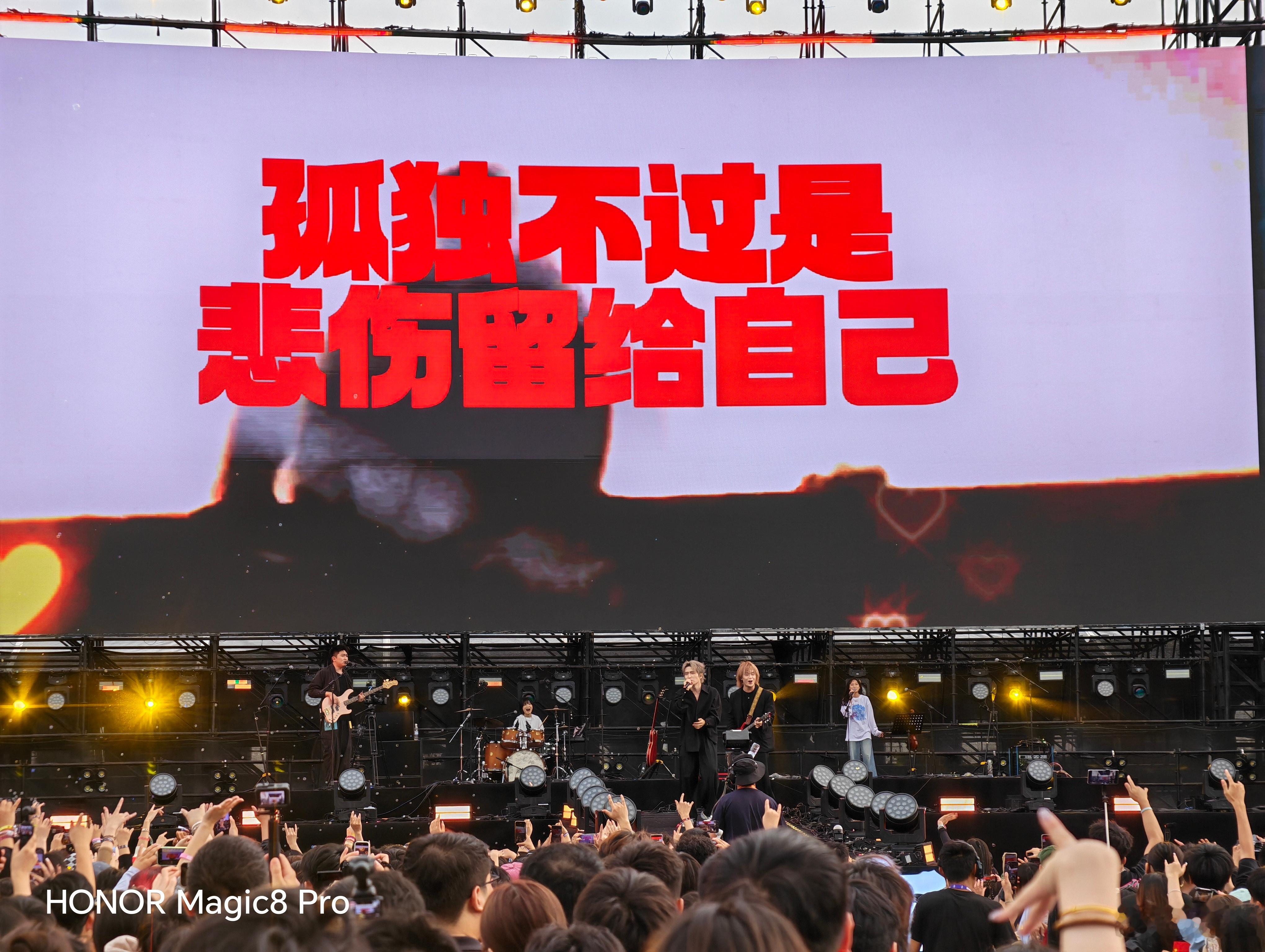 日照新青年音乐节：帆布小镇和房东的猫。📷：荣耀Magic8Pro ​​​