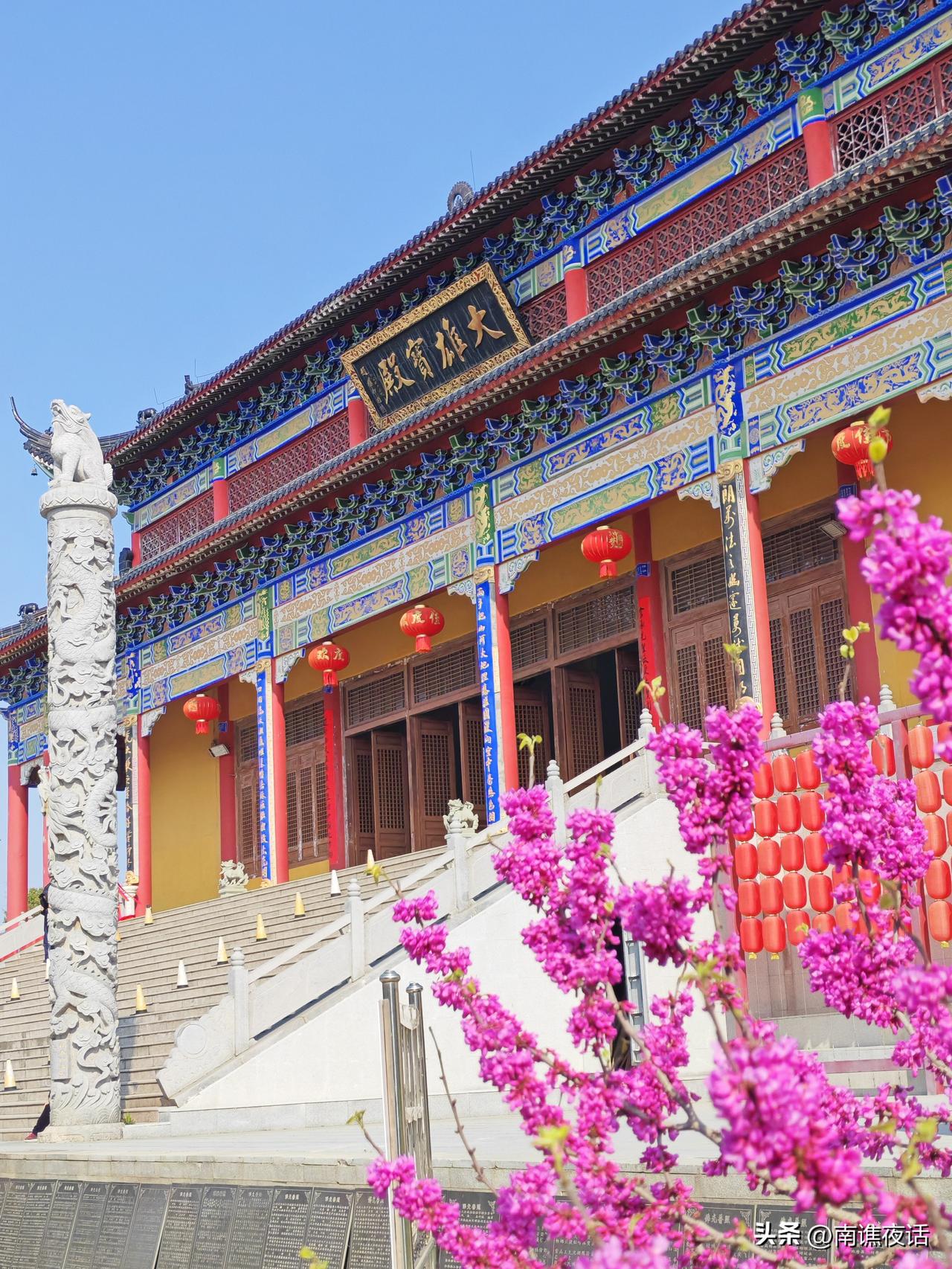蚌埠栖岩寺的四季有不同的风景，春天里的栖岩寺，鲜花与古寺互为映衬，庄严与灵动交织