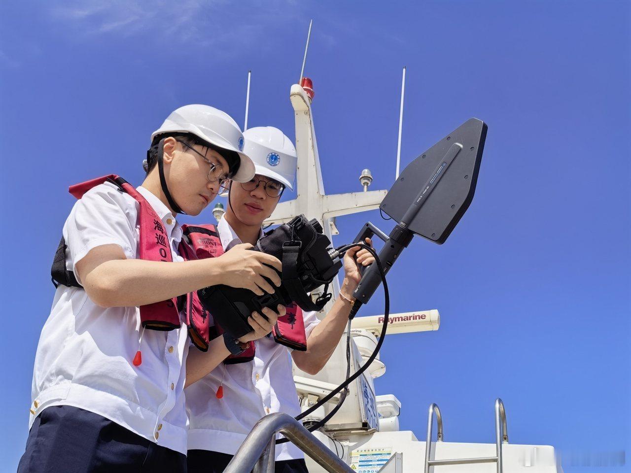 宁波海上通航诊断师高温出海忙检测 东海航海保障中心宁波通信中心工程师沈哲、丁梓恒