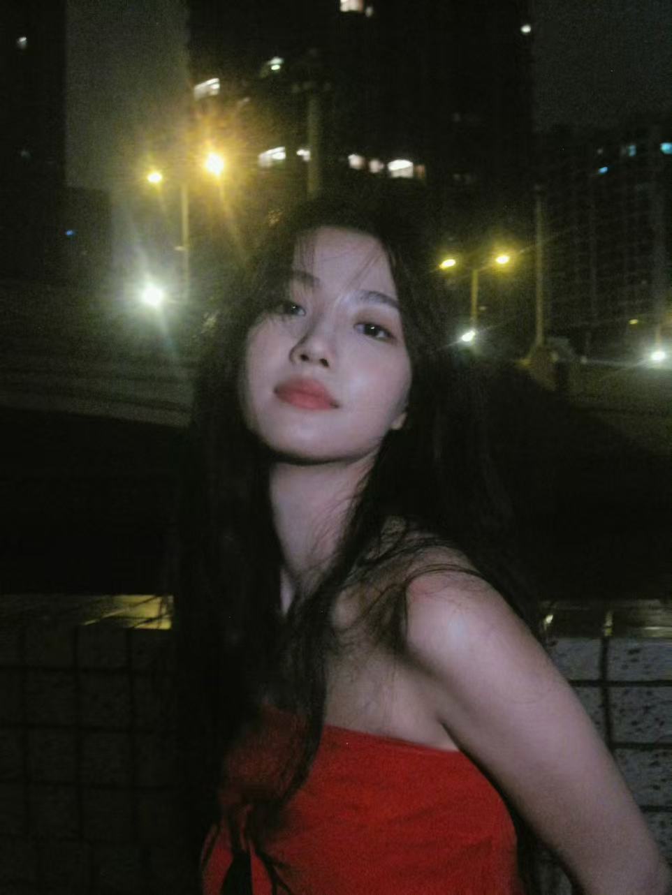 卢昱晓雨夜撑伞大片卢昱晓红色抹胸卢昱晓雨夜撑伞大片～神图有了！！！ 