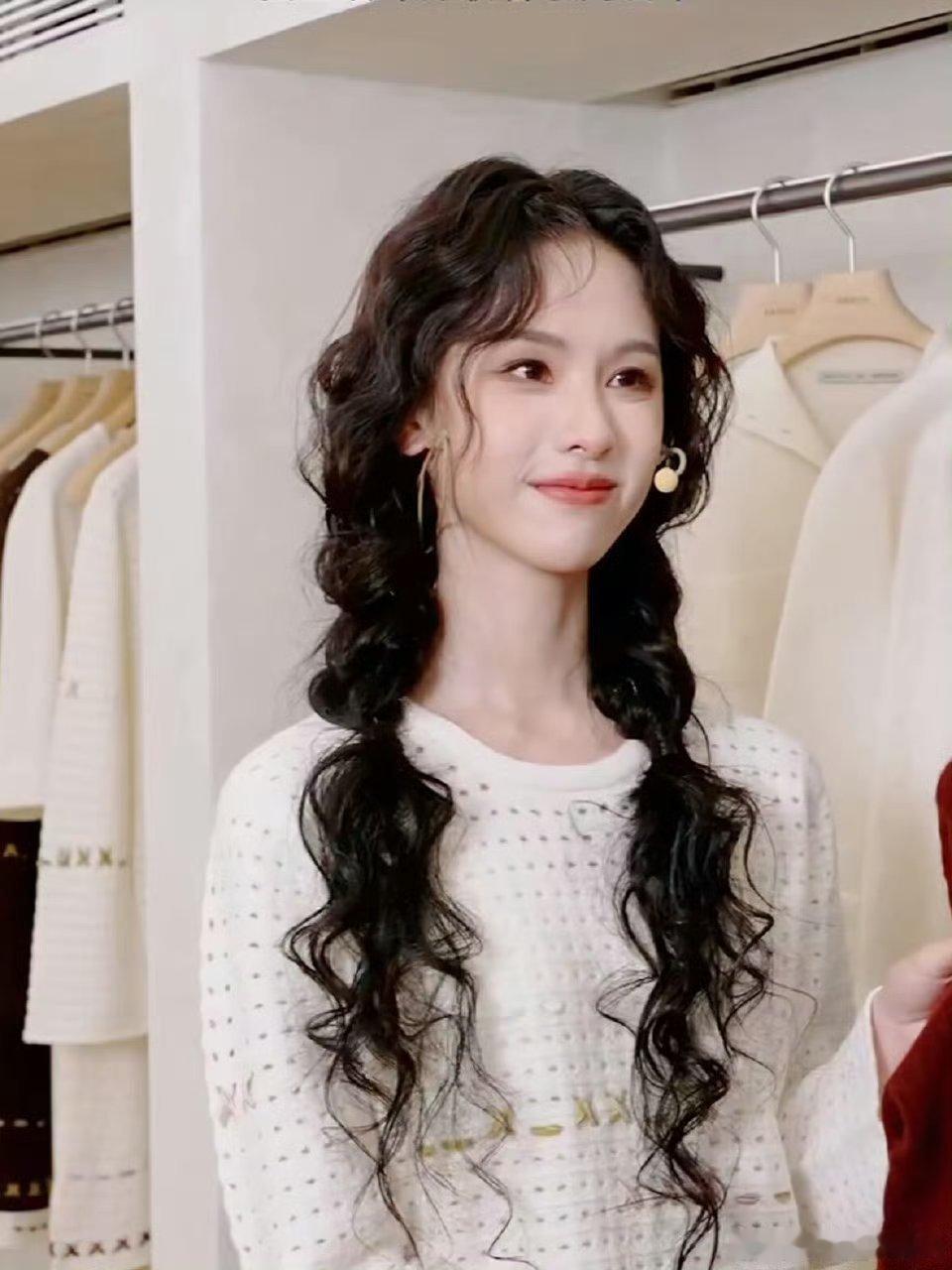 陈都灵卷毛双马尾 被陈都灵卷毛双马尾造型给美到了，可盐可甜，每个造型都切换自如，