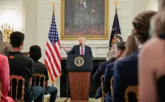 德国之声报道：“美国总统特朗普周二表示，美军拦截了中国送给伊朗的‘礼物’。在美国