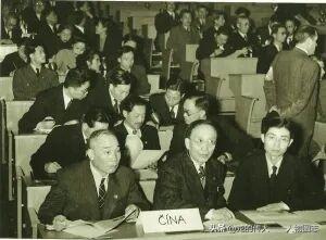 1949年世界拥护和平大会布拉格会场。前排就座的为中国代表团团长郭沫若（中）和副
