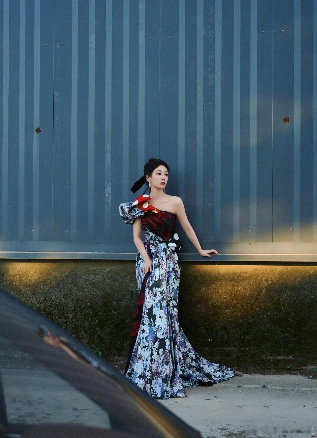 同一件礼服室内室外的区别[爱慕]紫妹太让人惊艳了#杨紫[超话]# ​​​