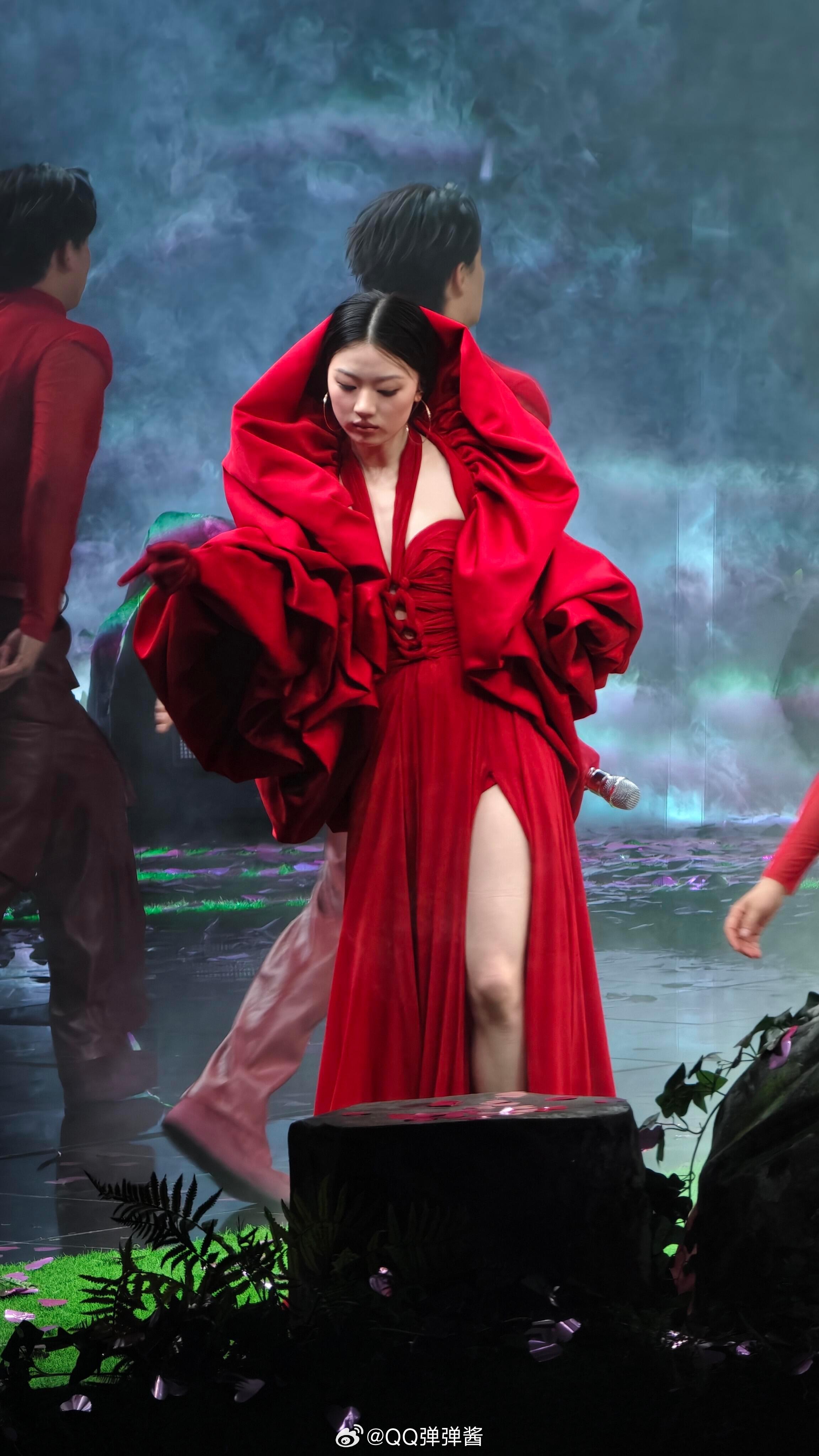 能超越单依纯CD的是单依纯现场比单依纯 CD更权威的是单依纯现场不用修音加持依旧