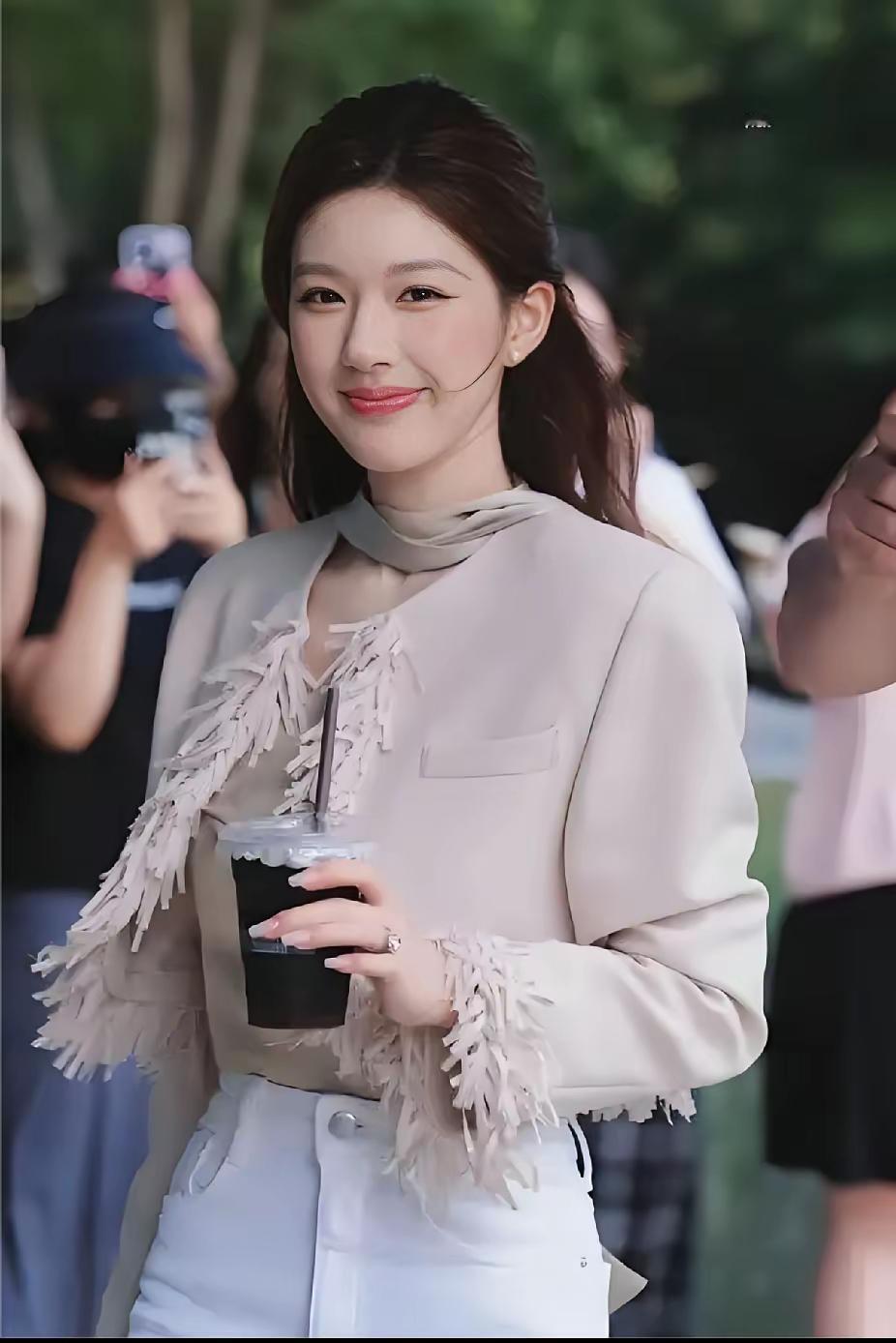 银河酷娱这下傻眼了，

不是因为它没给赵露思配经纪人，
也不是因为赵露思的保镖都