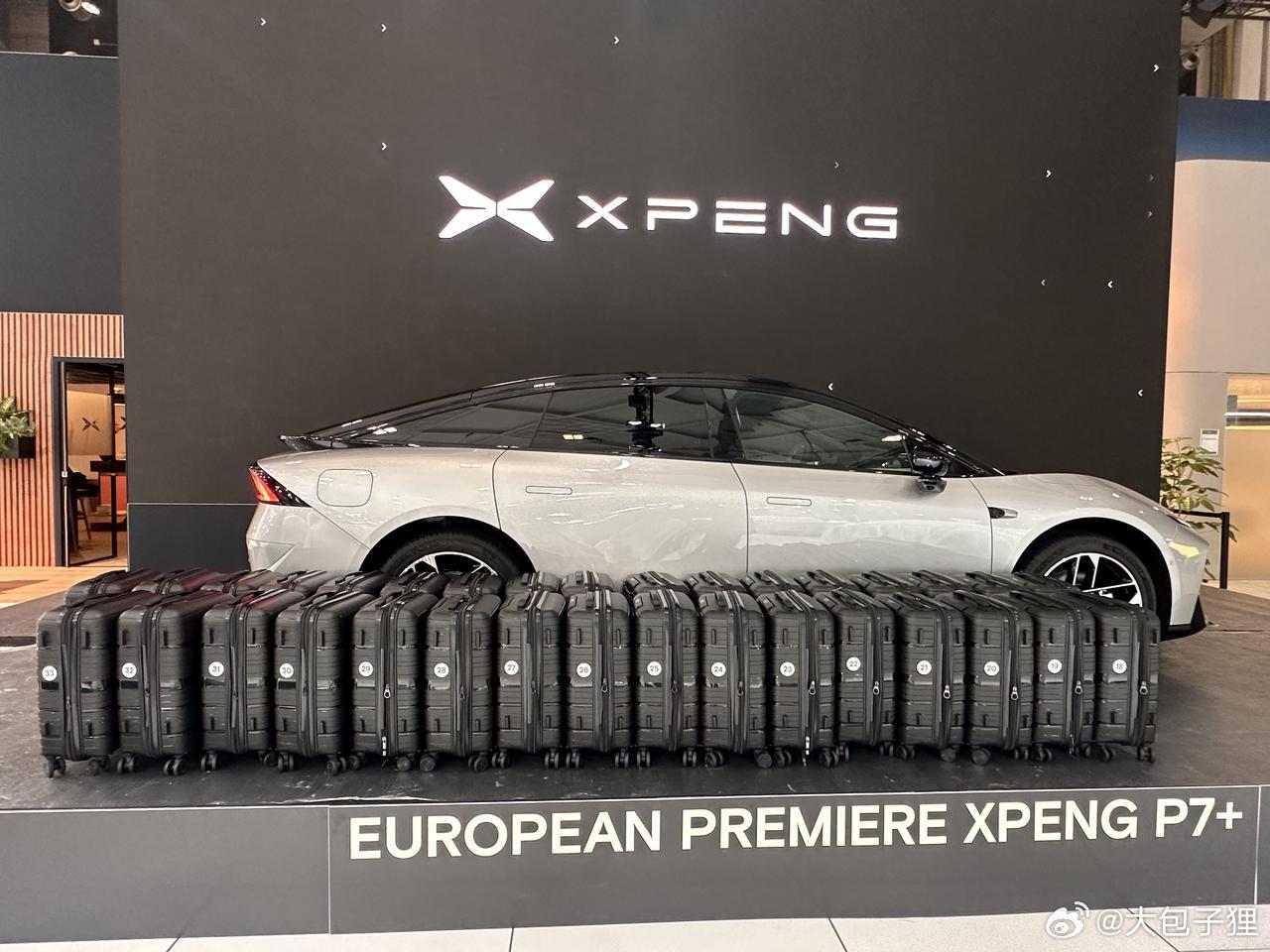 看到这些老外也跑来给小鹏P7+装箱子，我觉得这就是小鹏P7+持续热销的原因，就是