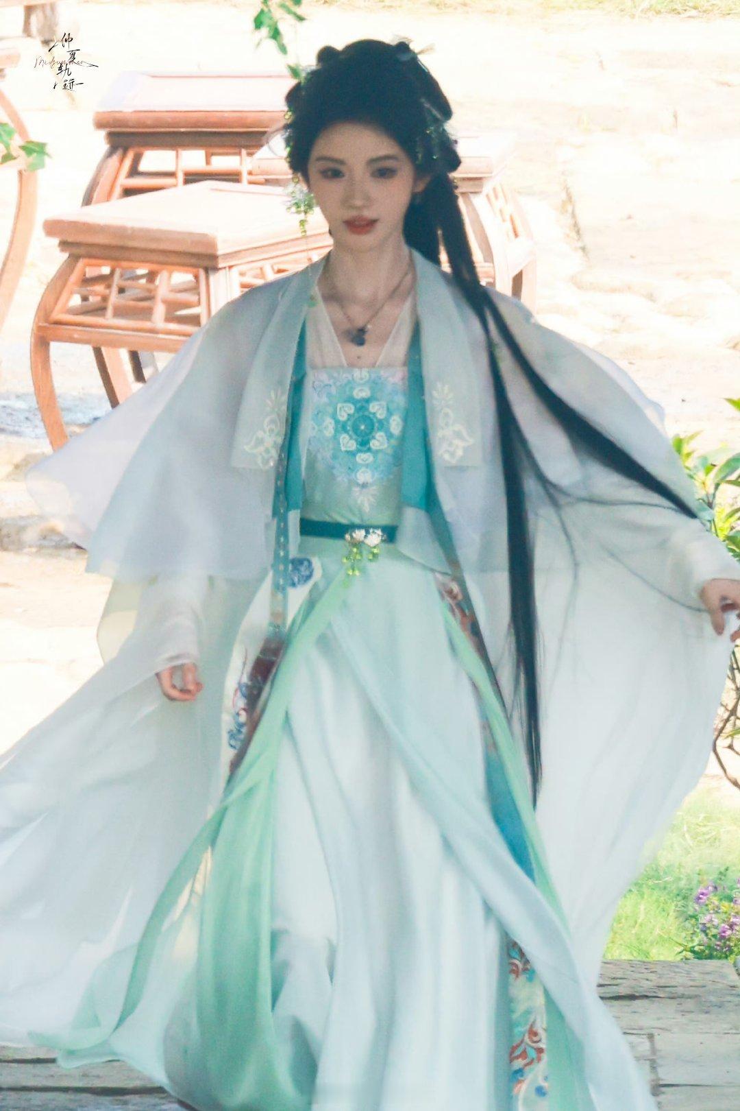 鞠婧祎来战绿衣造型也太活泼啦 ​​​