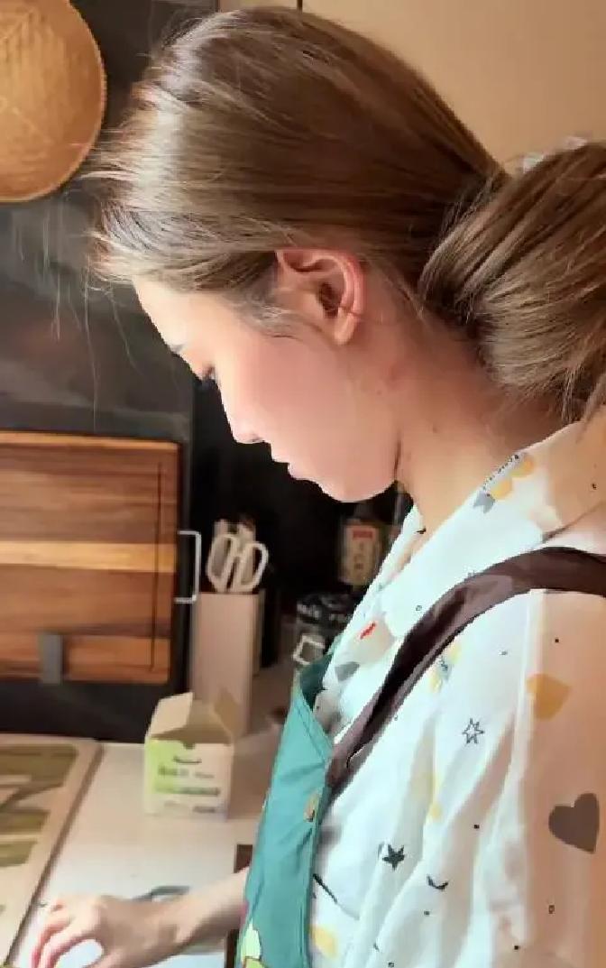 没提前化冻就敢直接下锅，原来最好的相处是允许对方搞砸
前几天，她主动在社交平台分