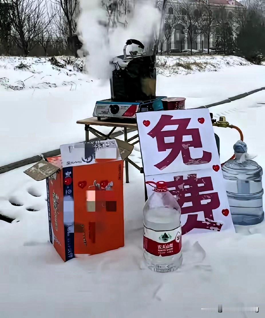 雪天路边的“免费泡面”，才是最戳心窝的温暖！

谁看了不泪目！河南开封的雪天国道