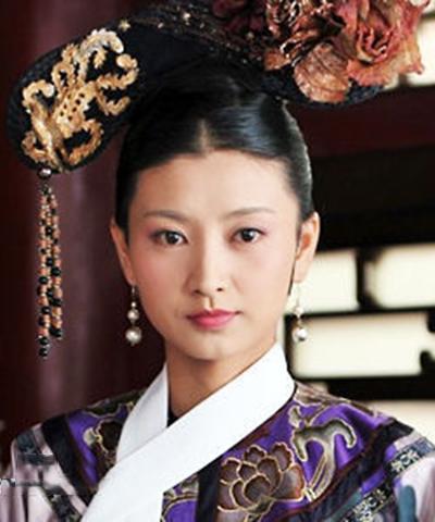 说到古装美人，我总想起《甄嬛传》里的沈眉庄。

她不是最有攻击性的美，却像一尊温