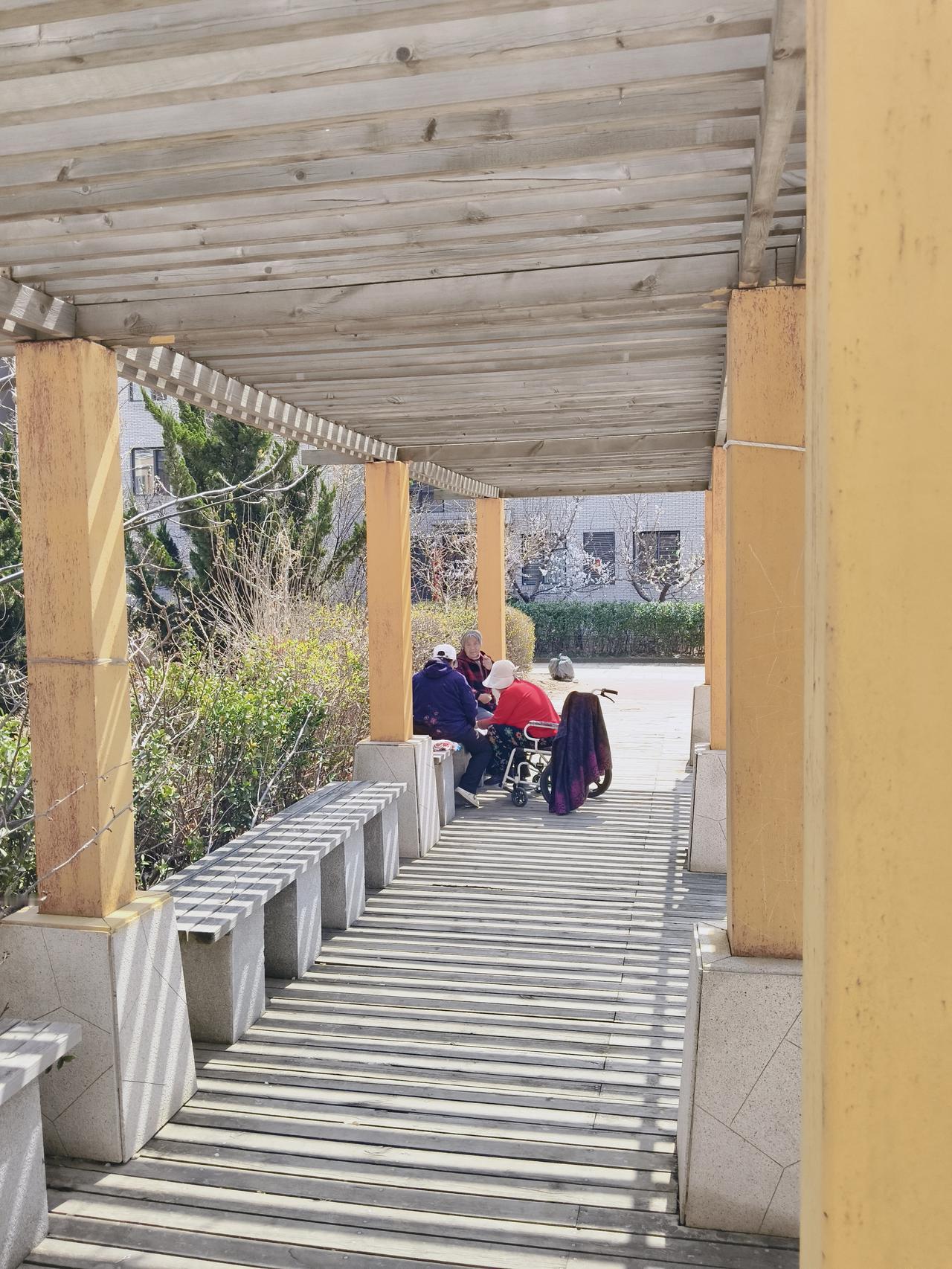 扑克牌没变；
童心没变；
其实山川日月也没变。
      星期六天气大好，春光