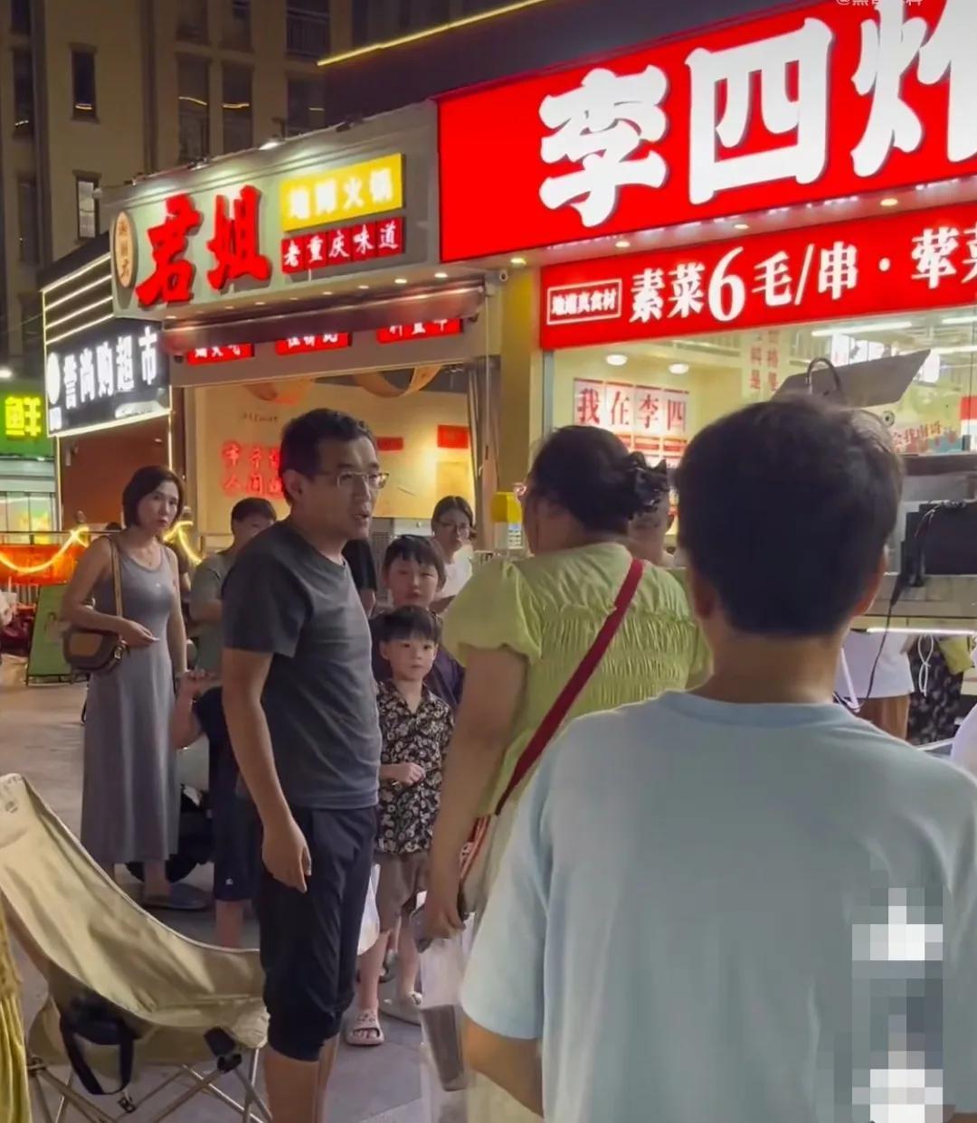 你的孩子是你的宝贝，但出门在外，别人没必要被你道德绑架。
路边金鱼摊上，有个小孩