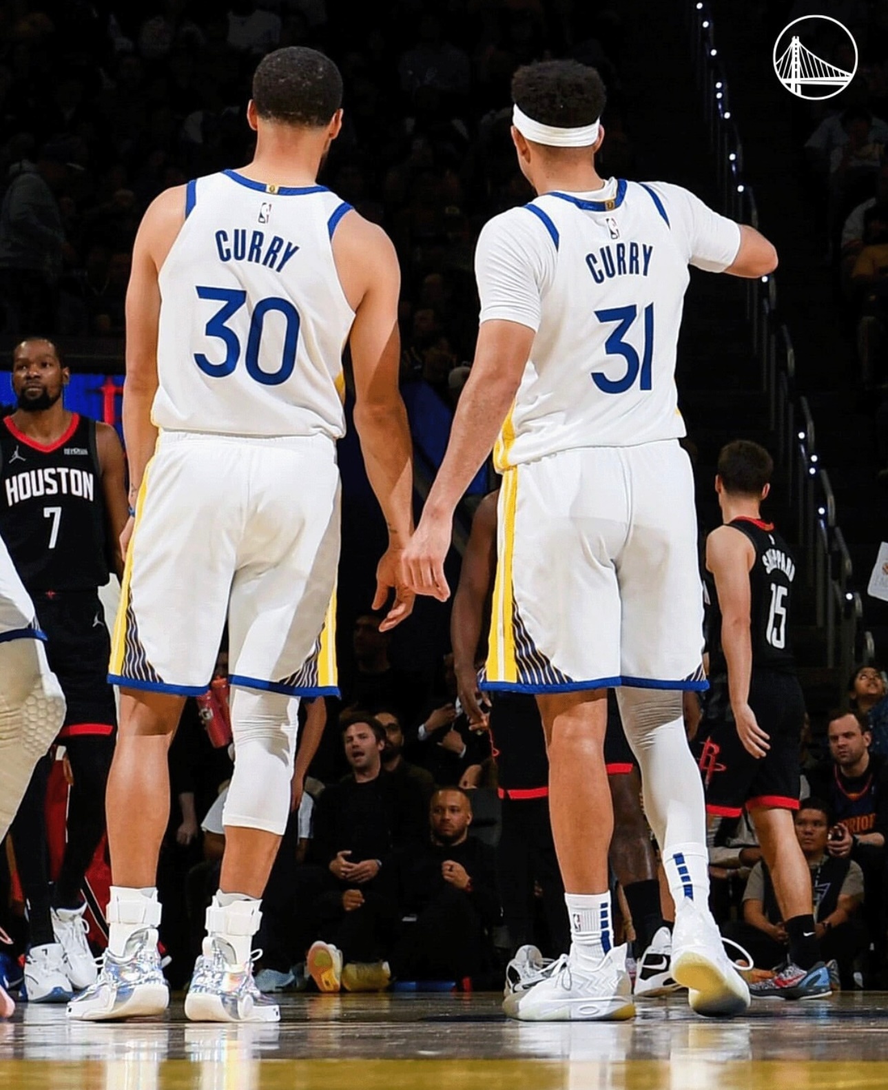 库里兄弟人生第一次在NBA同时登场脚下则是两双中国品牌球鞋CurrySoleNe