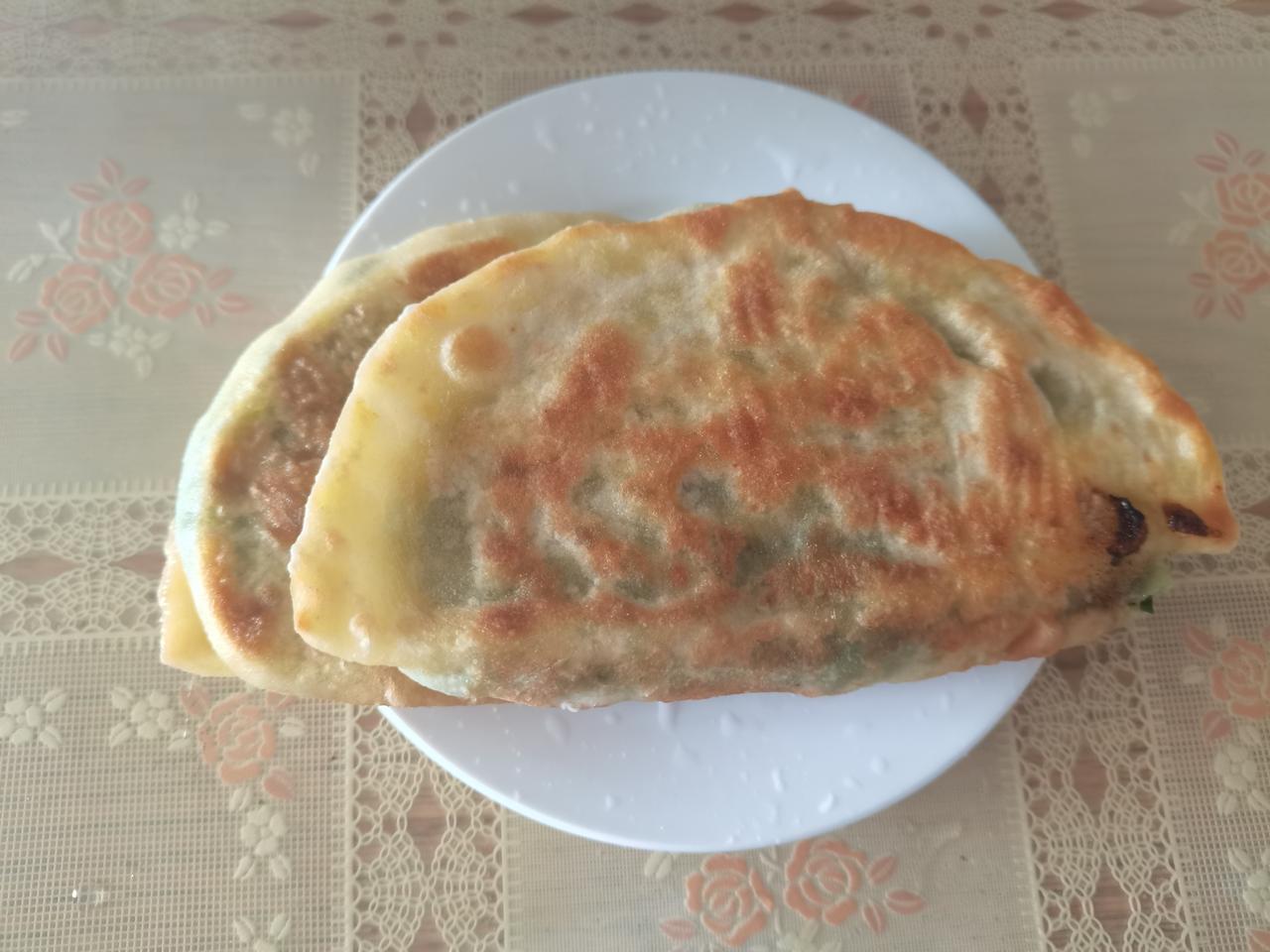 G哥因为今天下雨，回来得早。

我沉浸在写作中，没有做午饭。

昨天还剩点米饭，