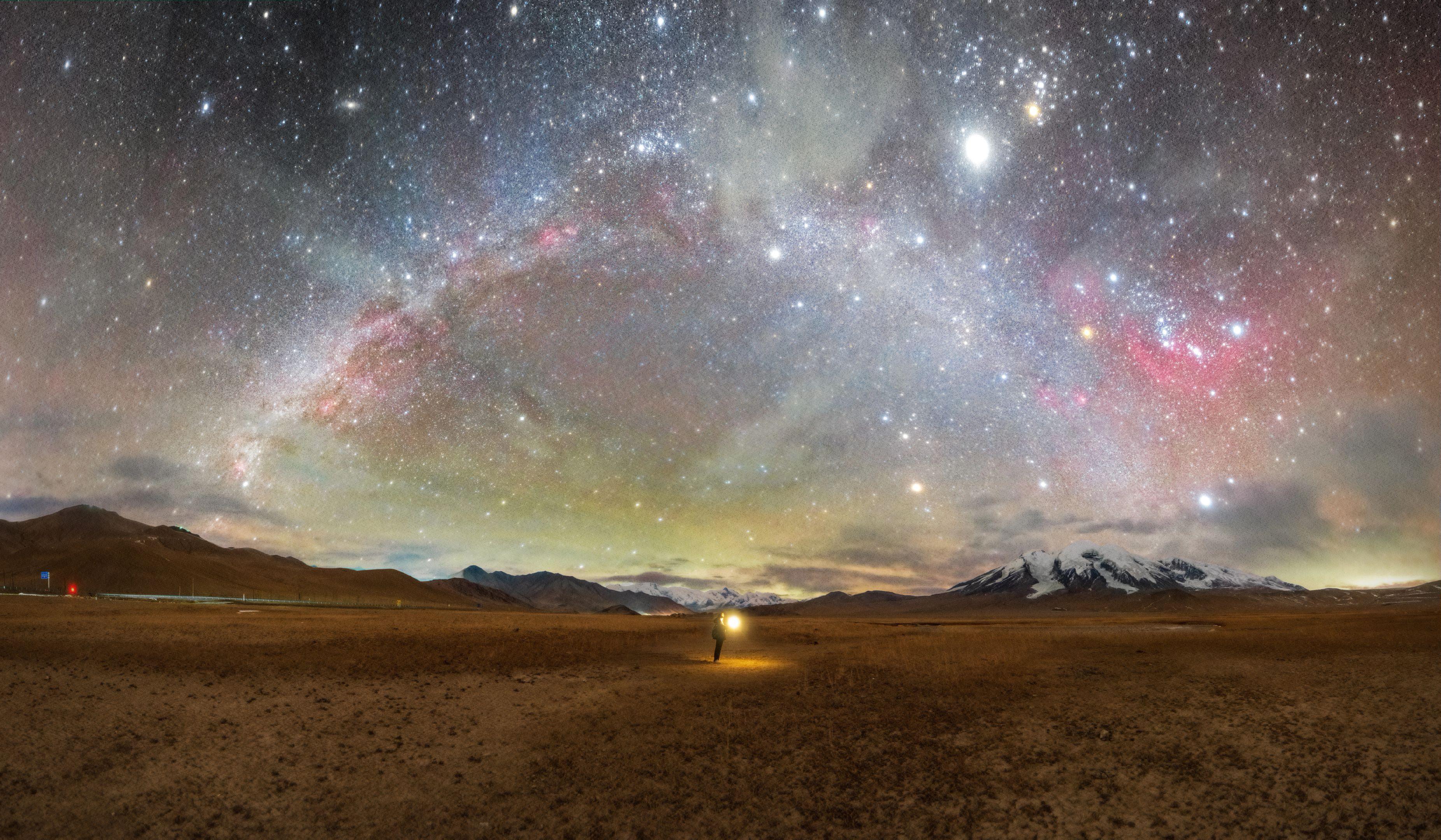 帕米尔高原上的银河拱桥。12月份刚入夜就能在帕米尔高原上看到银河拱桥横...