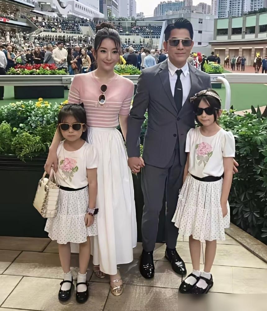 “我的皇后”，郭富城昨晚又晒全家福了。
数了数，这四年，他家公开的全家福近十张