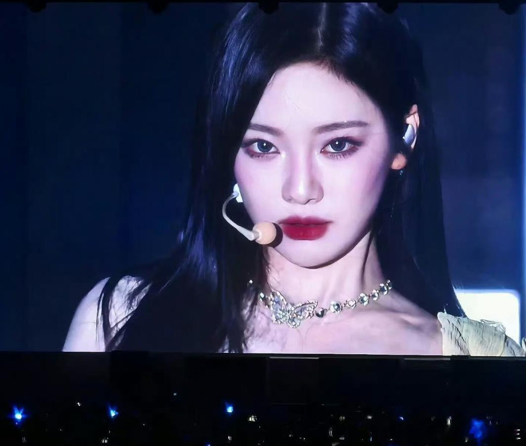 来自宁艺卓的大屏美貌攻击[色][色]女鹅好伟大一张脸#宁艺卓[超话]# ​​​