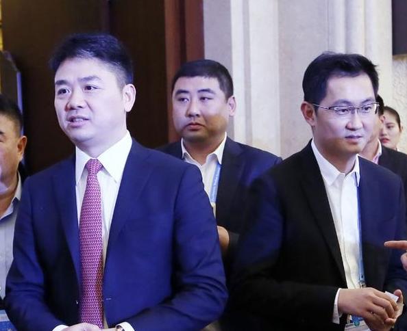 2010年冬天，刘强东站在京东北京仓库的雪地里，手机屏幕上显示着第七个未接来电。