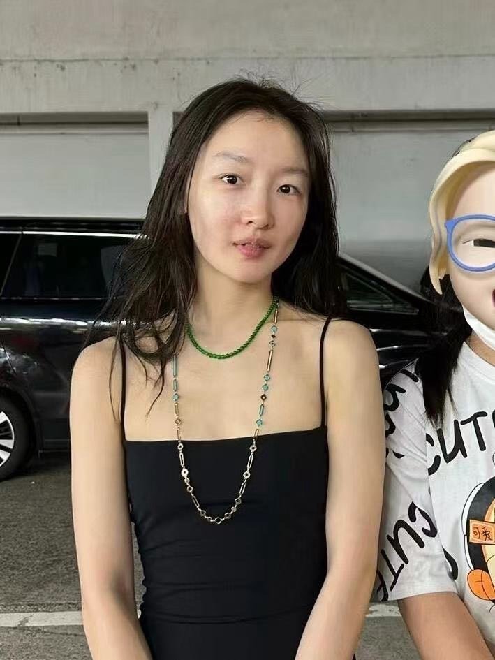 周冬雨素颜录节目这居然是素颜的周冬雨 看到素颜路透确实愣了一下。不是不好看，是没