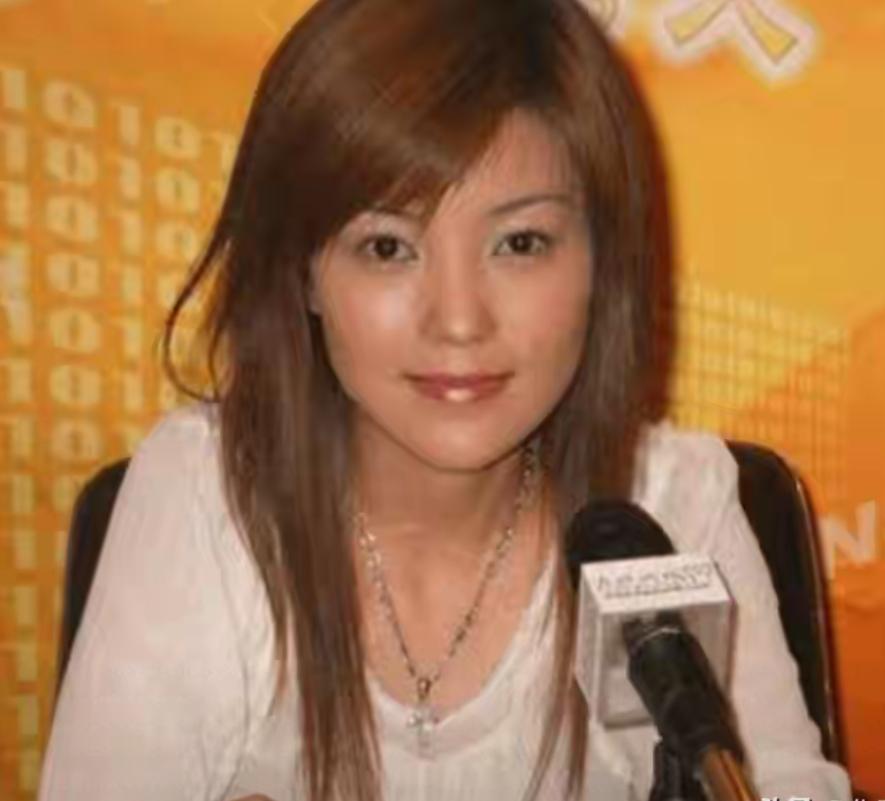 她剃过光头，唱过春晚，现在只在合肥老小区接女儿放学。
娱乐