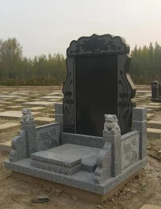 这也太巧了！湖南，一男子清明去扫墓，没成想，墓碑突然倒塌，不偏不倚砸到了男子身上