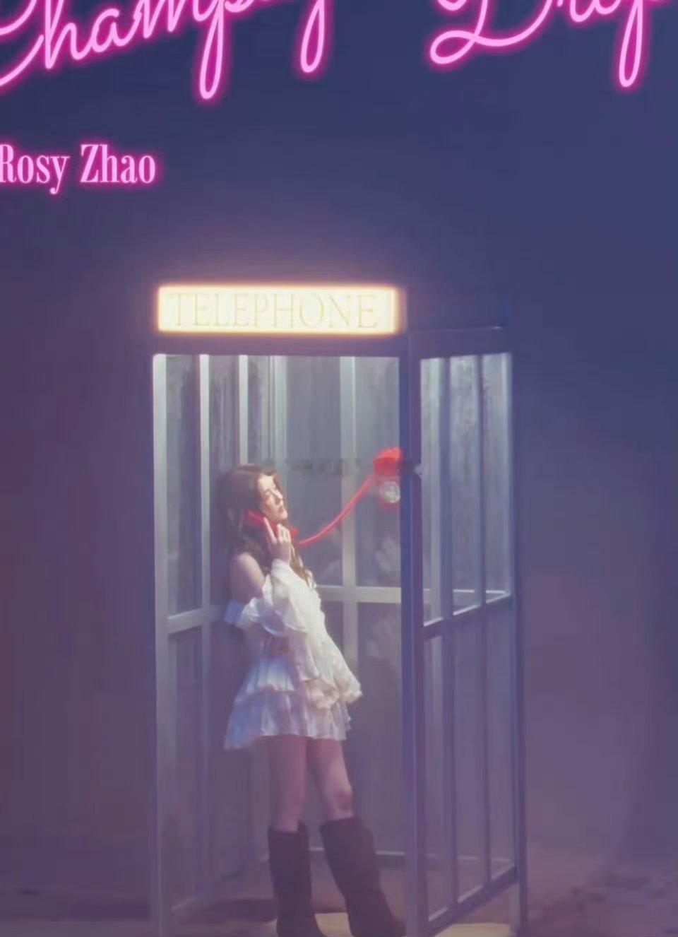 赵露思新歌造型疑似和虞书欣撞衫看了下，不是一个牌子，社会这么眼拙