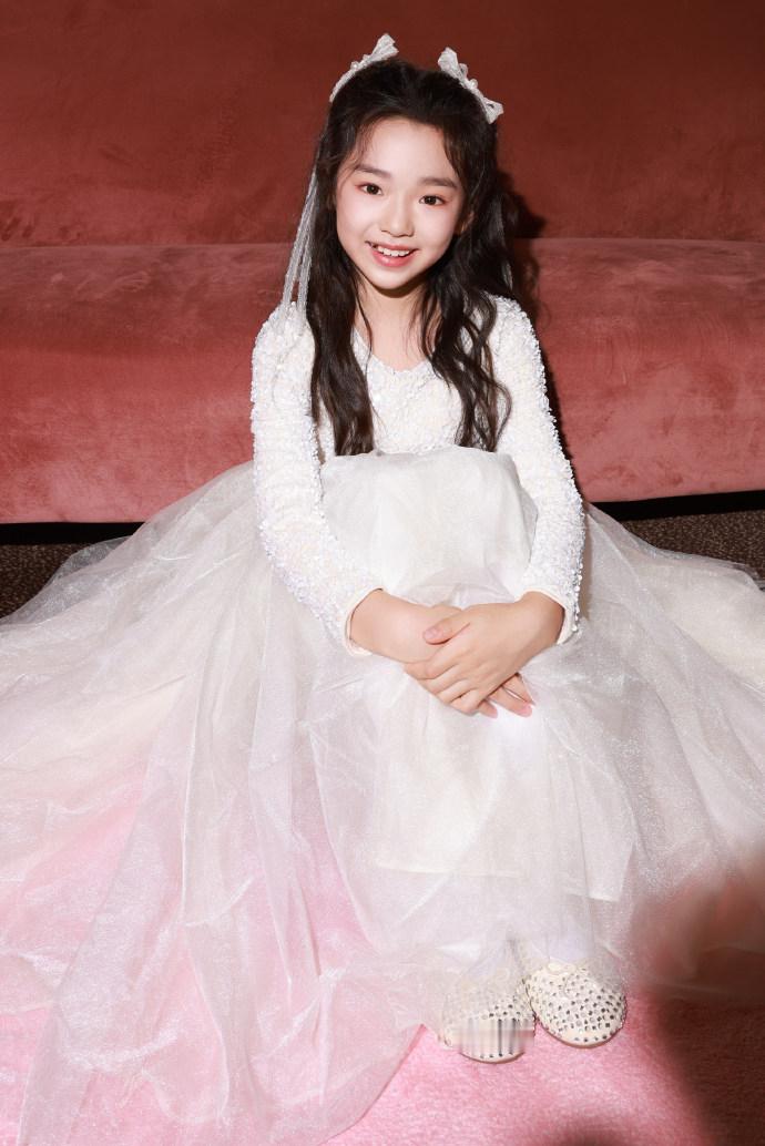 谁有酒窝这样一个可爱的闺女都会看的很紧吧，看着就讨喜