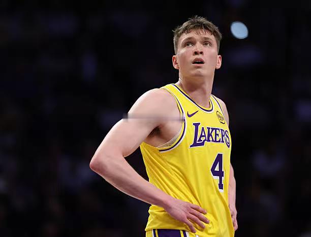 我是真的不太理解克内克特为什么会变成现在这样。克内克特大一和大二时都只能参加大专