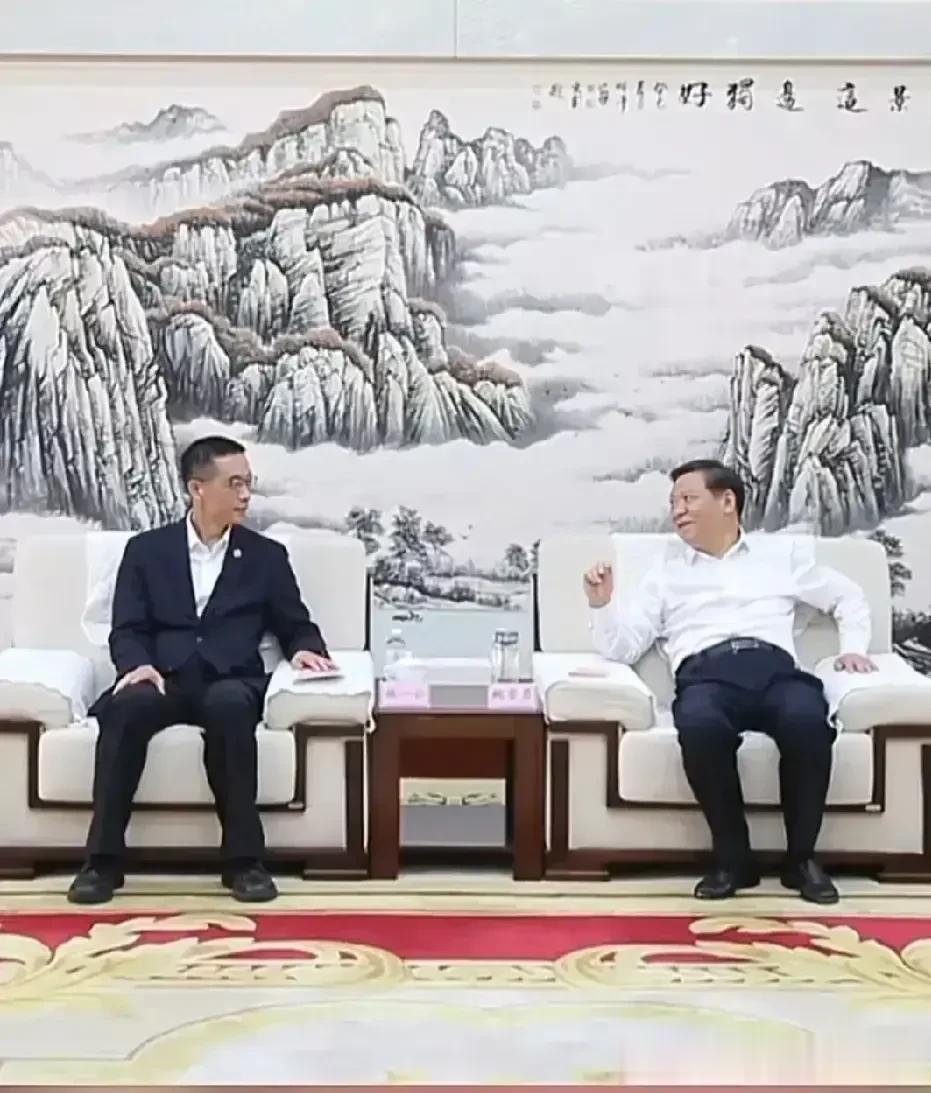 我觉得这两张图有异曲同工之妙！
图一驻马店一把手接见西湖大学施一公先生。

施一