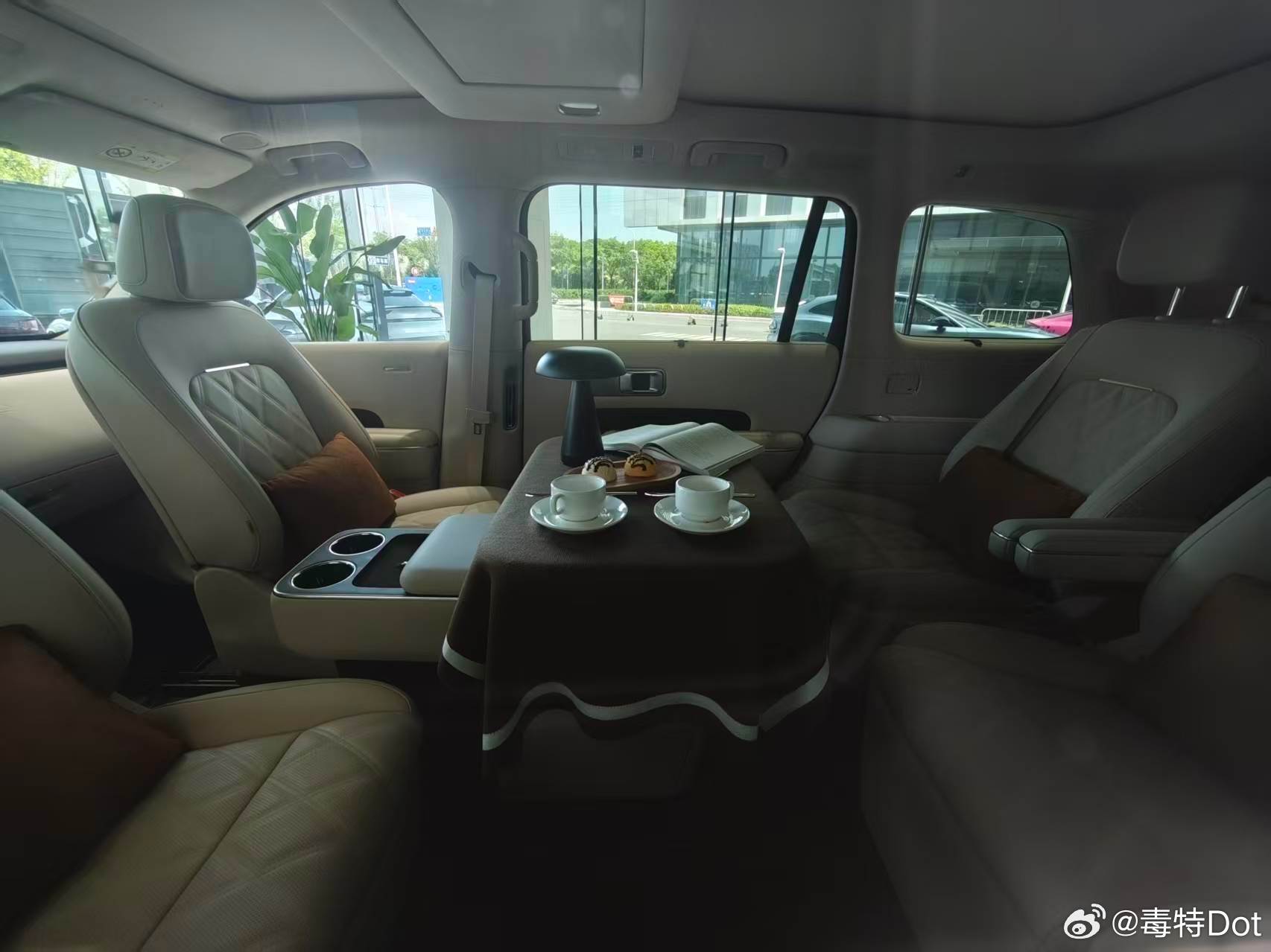 门店已经布置好了前排旋转后的客厅模式，能看出来空间非常大，估计今晚发布会后或明天