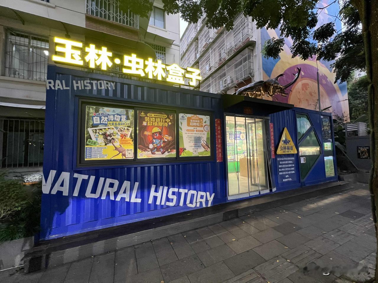 玉林路的尽头就是成都人的日常！
在玉林东路和玉林西路上走一走，映入眼帘的除了各式