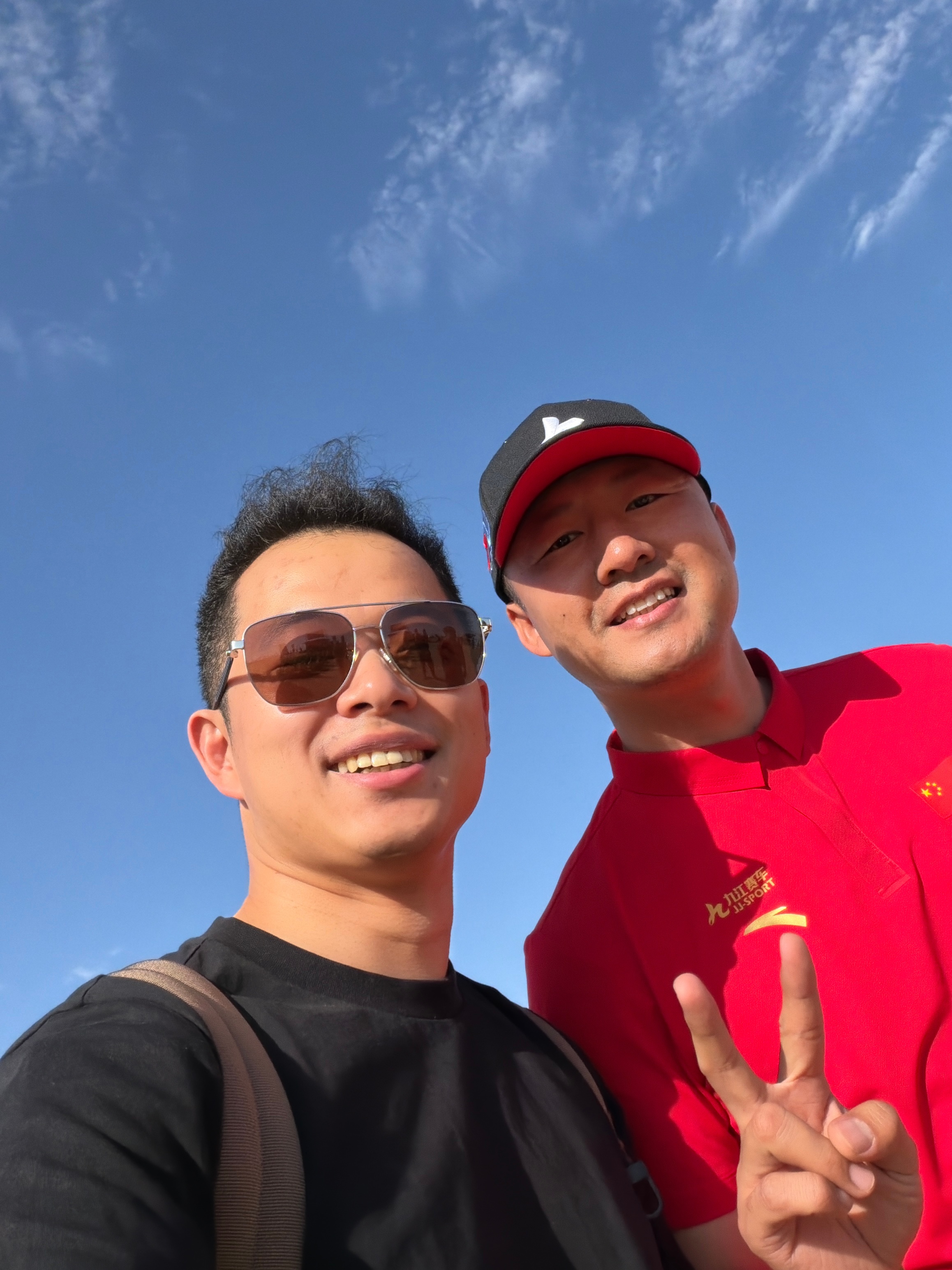 19年前一起比赛的队友第一年来参加达喀尔了，还是最强组别，实在是感到开心！祝接下