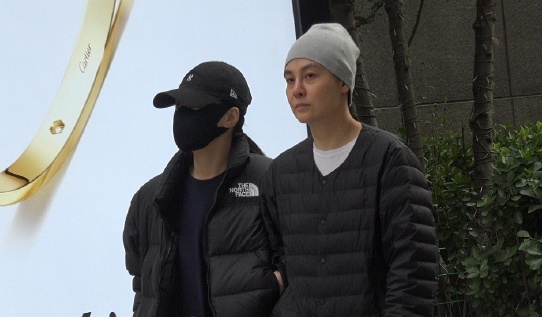 阿娇和皇甫圣华挽手逛街10月31日，阿娇与皇甫圣华于被拍到在北京三里屯挽手逛街。