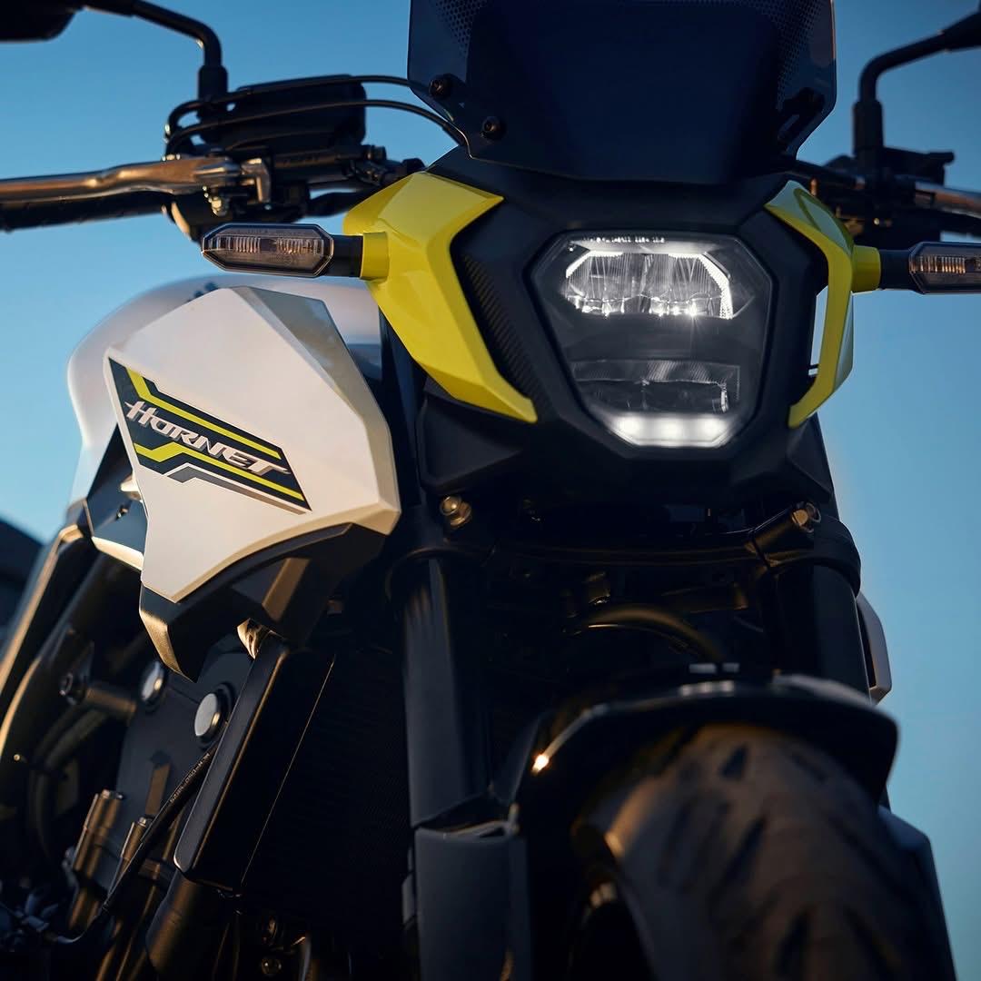 🔥谁说新手不能玩赛道？这辆摩托让你秒变街头霸王！🏍️💨  

【核心卖点】