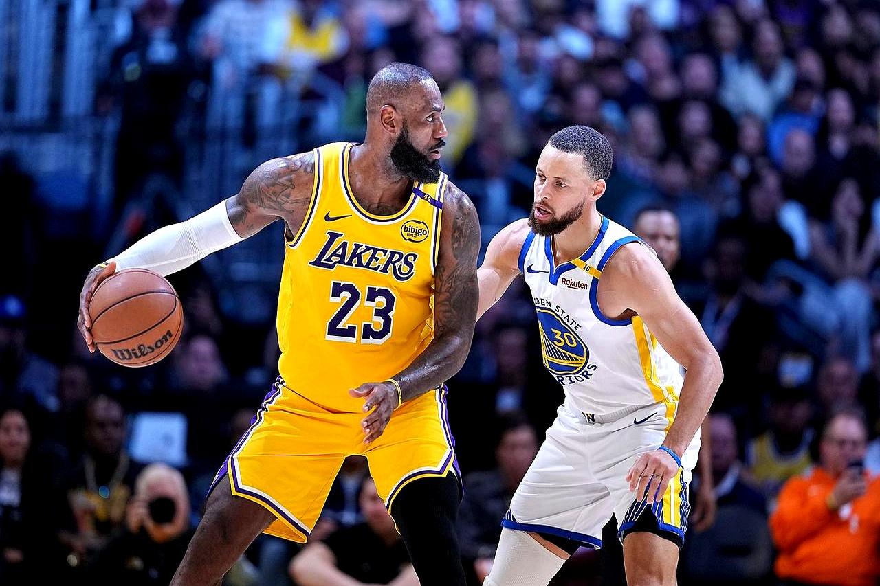 库里的膝盖这事儿，他自己都说恢复方式“有点奇怪”。
全明星周末后本来都以为要复