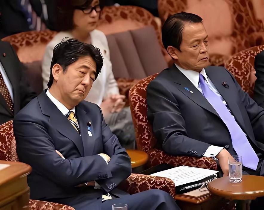 看看日本这两个极右翼分子，一个做着黄粱美梦，离开了人间。

一个还在做着美梦，支