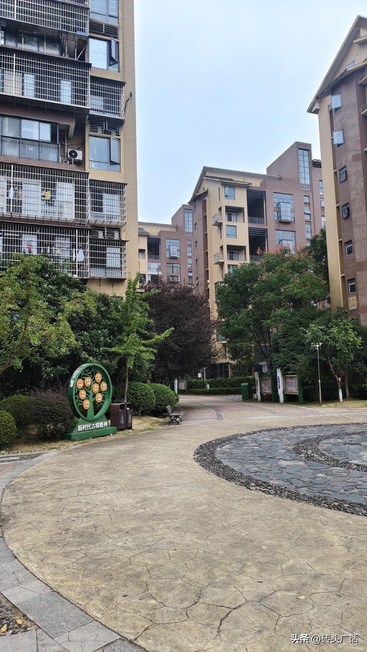 去这个小区办点事，
嘉华城公寓，
属于长沙天心区古樟树社区，
洞井铺附近，
地下