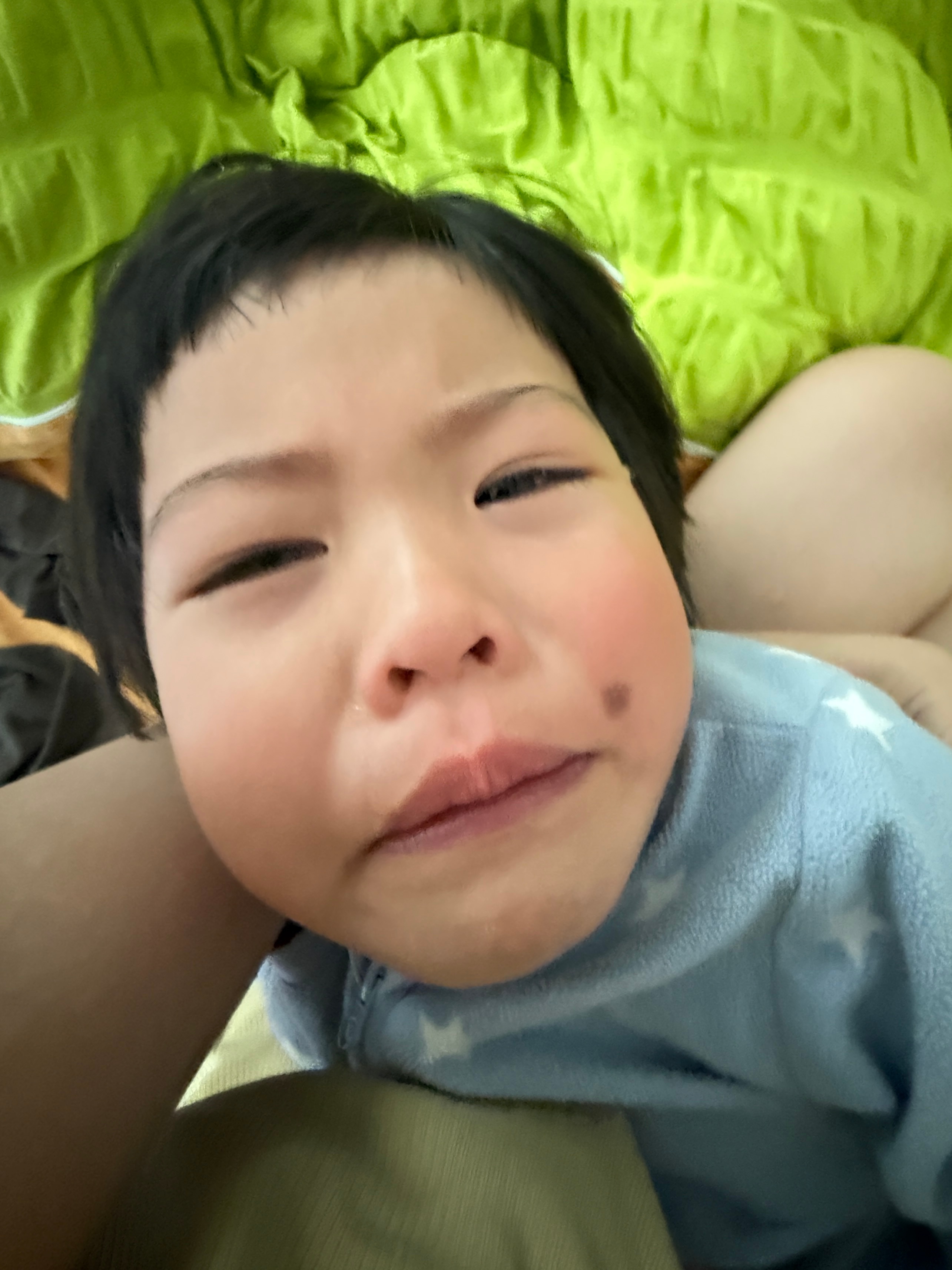 好家伙在床上狂蹦，哗啦一下撞在我脸上撞的我是眼冒金星感觉眼角膜要脱落了忍着剧痛哄