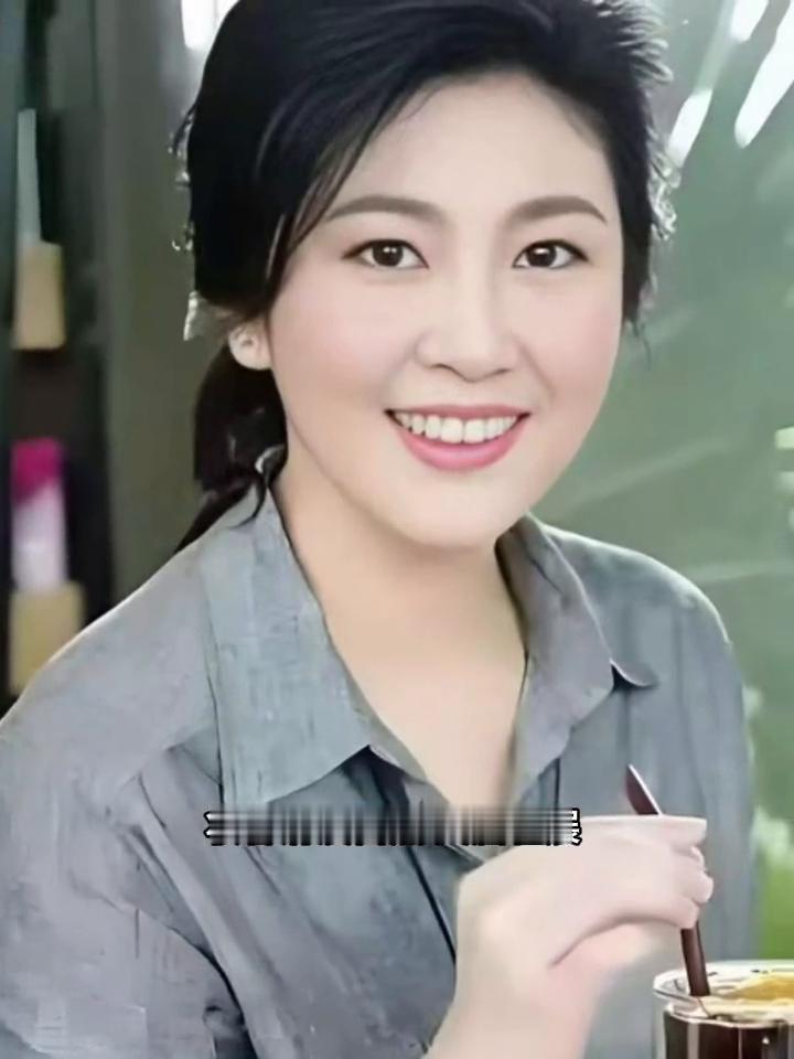 自带月光般的温柔气韵，衣着素雅得体，妆容清淡自然，笑靥轻展，优雅风度浑然天成。动