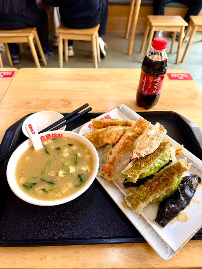 计划改变！酒店旁边有个锅贴店，先去吃了锅贴和甜沫。锅贴不错，整个大虾做的，味道也