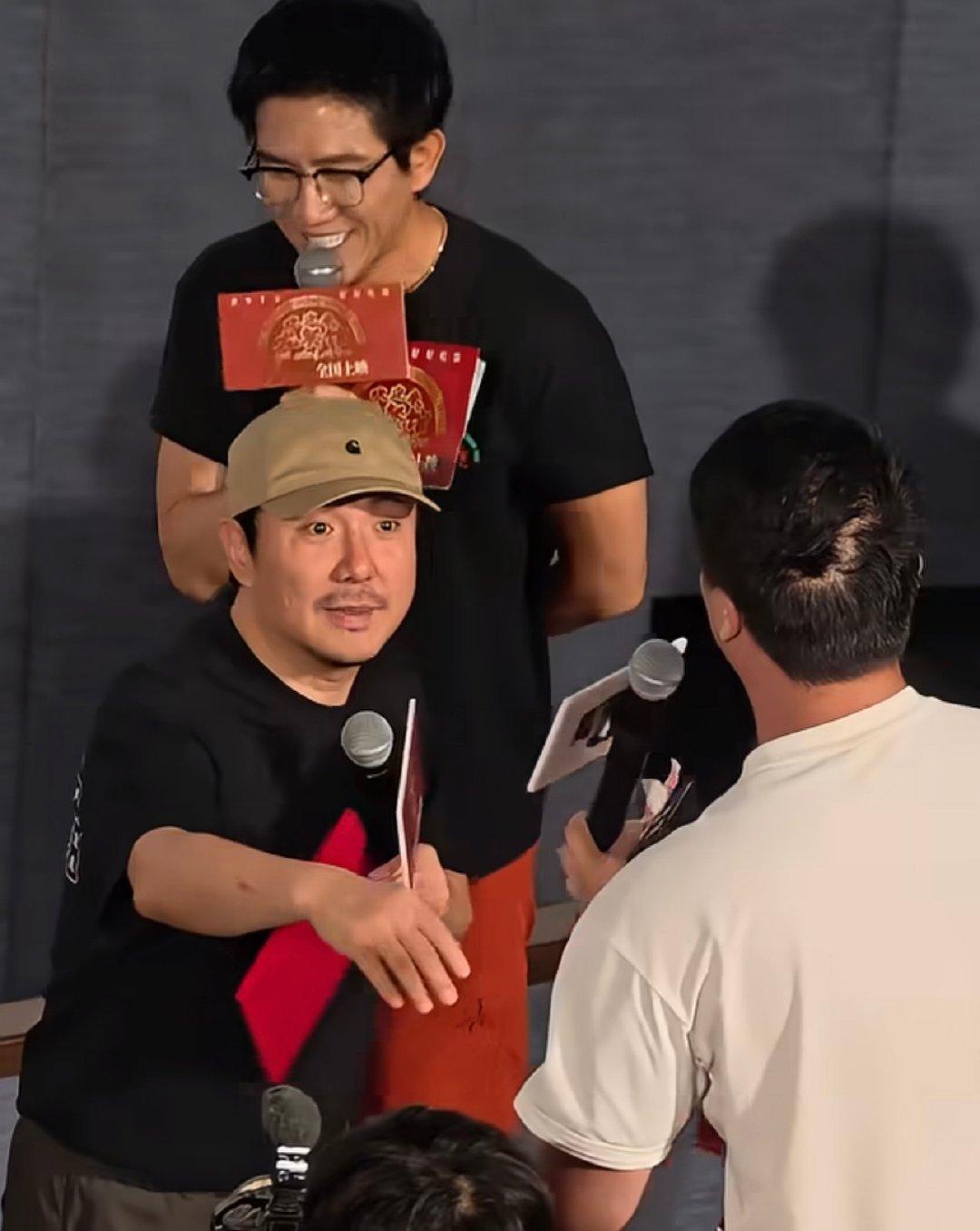 沈腾又想哭又想笑给沈腾感动完了你就说感动不，沈腾甚至是双手接过的证书 