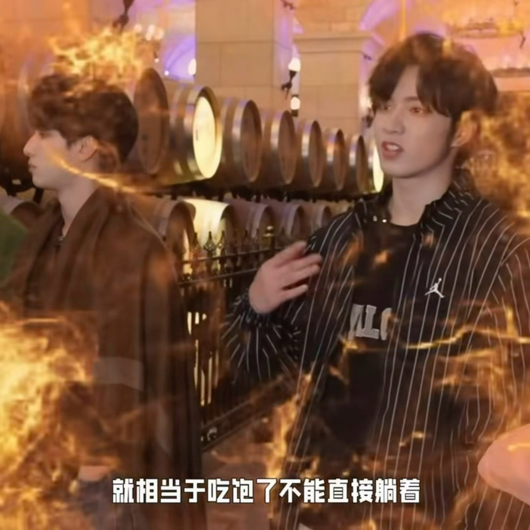 橡木桶被灌了酒就是吃饱了 吃饱了就不能躺着 所以要倾斜。 