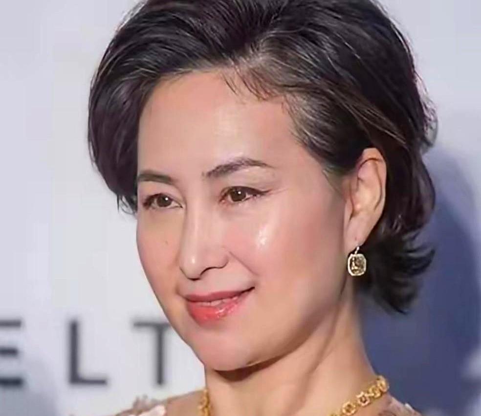 有次记者问何超琼：“您跟许晋亨结婚9年都没生娃
她19岁进TVB就撞见了陈百强，