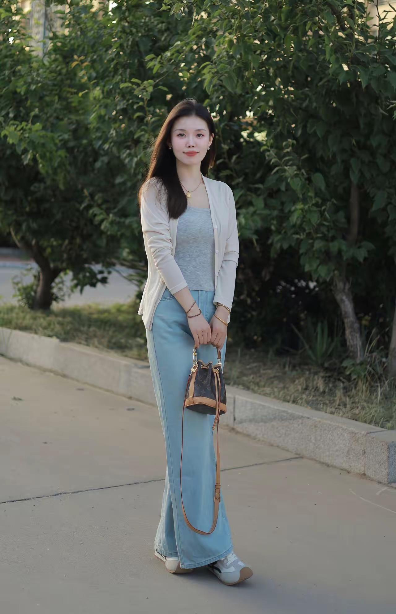 清新夏日穿搭，浅蓝色长裙搭配白色开衫，简约又优雅！